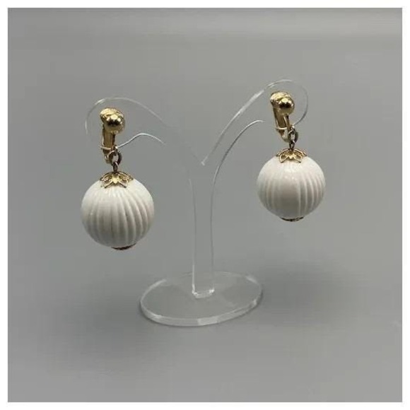 Vintage 1974 Sarah Coventry White Plastic Clip Earrings Ribbed Ball Beads Dangle - Picture 4 of 6